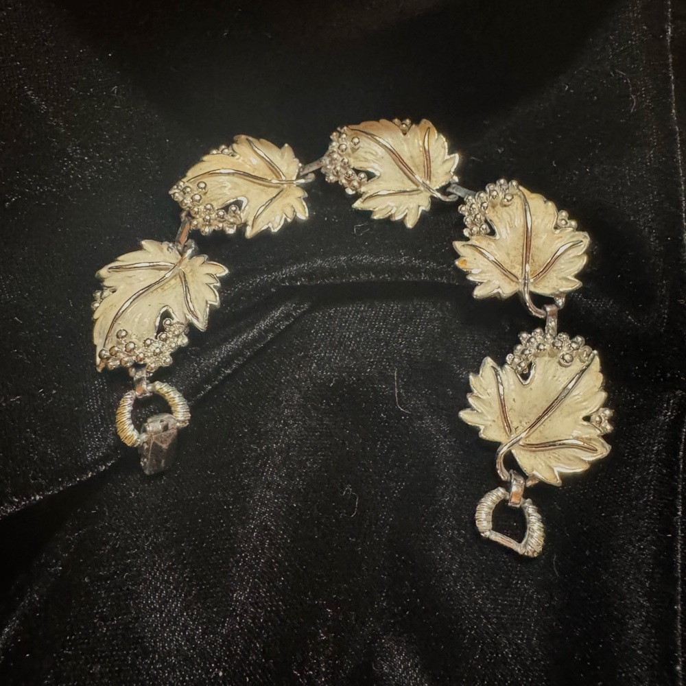 Vintage Sarah Coventry Silver-Tone/White Enamel “Whispering Leaves” Bracelet. - Picture 2 of 11